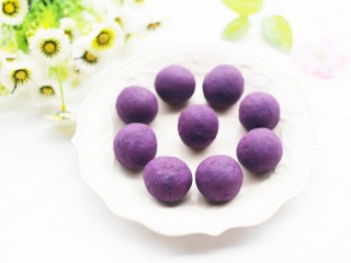 7、奶香芒果夹心紫薯球,将紫薯搓成大小均等的球状。