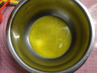 1、牛奶小饼干,黄油切成小块后，隔水加热融化成液态