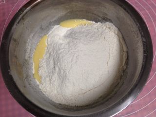 7、牛奶小饼干,筛入低筋面粉