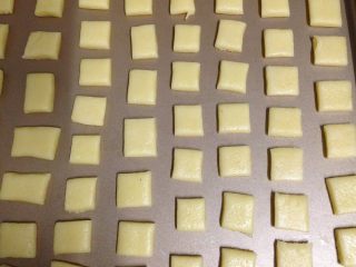 13、牛奶小饼干,排入不沾烤盘（没有不沾烤盘的要铺油纸使用）
