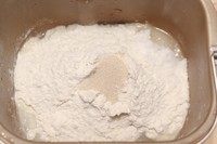 1、奶酪面包,除黄油外的所有面包材料放入面包机内。