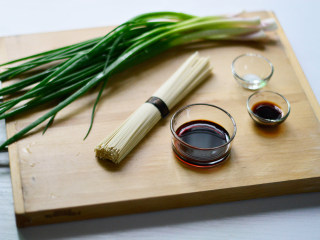 1、葱油拌面,材料准备好