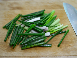 2、葱油拌面,葱洗净，切大段