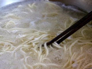 10、排骨面,用筷子搅拌下，以免粘锅