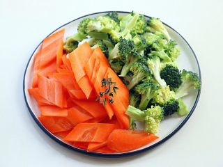 1、胡萝卜炒西兰花,西兰花洗净后分成小朵,胡萝卜切成菱形片。姜和蒜也改刀备用。