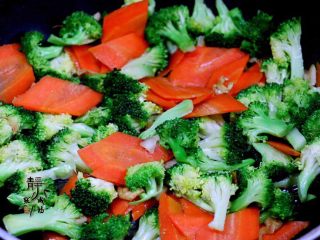 6、胡萝卜炒西兰花,转中火,不断翻炒。