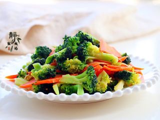 10、胡萝卜炒西兰花,装盘享用吧!