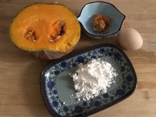 1、蛋黄南瓜,准备食材