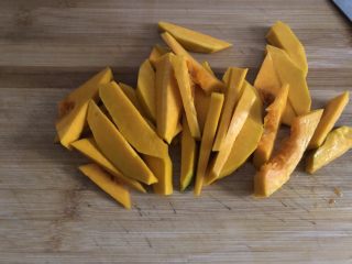 3、蛋黄南瓜,切成小细条,越细薄越好,除了更易熟之外,口感也好