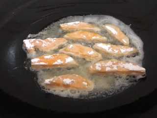 9、蛋黄南瓜,油微热下沾好的南瓜条