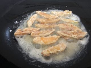 10、蛋黄南瓜,煎黄翻另一面,两面都煎黄就可以起锅了。(四分钟左右)