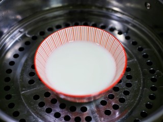 6、木瓜奶冻,放入蒸锅中加热使其完全融化。