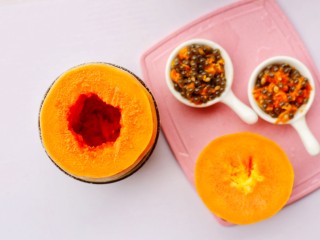 8、木瓜奶冻,将木瓜切开顶部备用,用调羹挖出籽。