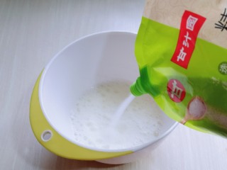 7、6寸红丝绒戚风蛋糕,蛋白打发，往蛋白里加入柠檬汁(白醋也可以)电动打蛋器将蛋白高速打发至呈现鱼眼泡。 加入三分之糖，继续高速打发，蛋清泡消失，细腻时再加入三分之一的糖，继续打发。