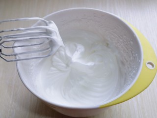8、6寸红丝绒戚风蛋糕,电动打蛋器高速打发，打至湿性发泡时加入最后的三分之一糖，，继续打发至蛋白出现细腻的纹路，将电动打蛋器调低速打发一会儿，感觉有些阻力时，就可以停止打发，以免消泡，提起打蛋器有微微的弯勾即可！
