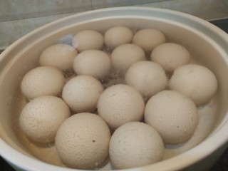 2、乡巴佬卤蛋,煮到全熟