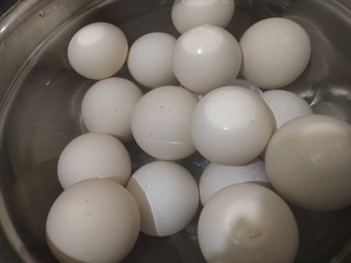 3、乡巴佬卤蛋,煮熟后过冷水剥壳