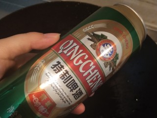 5、乡巴佬卤蛋,两罐啤酒