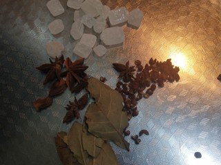 10、乡巴佬卤蛋,香叶，八角，花椒，冰糖一起放进锅里