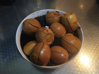 13、乡巴佬卤蛋,把卤蛋盛出来，剩余汤汁也倒进去多泡泡