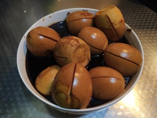 14、乡巴佬卤蛋,凉凉后用保鲜袋或者保鲜盒装起来放冰箱冷藏。明天分给同事