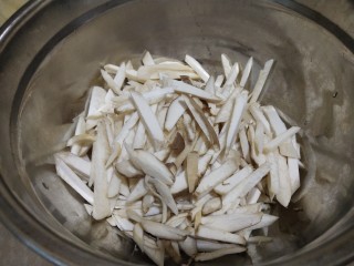 1、香辣美味的杏鲍菇肉炒饼,杏鲍菇切丝