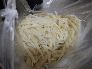 2、香辣美味的杏鲍菇肉炒饼,饼丝买的现成的，3块钱一斤，我们2个人买了2块钱的