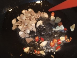 8、香辣美味的杏鲍菇肉炒饼,放入蒜和小米辣超香