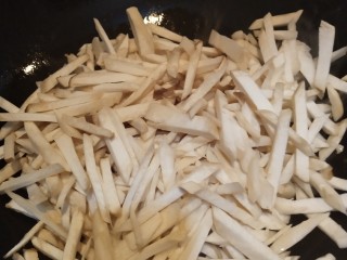 9、香辣美味的杏鲍菇肉炒饼,放入杏鲍菇