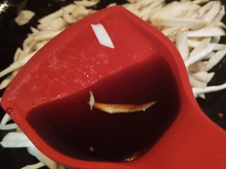 10、香辣美味的杏鲍菇肉炒饼,2大勺多的生抽