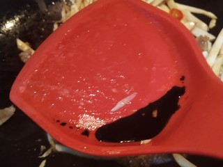 11、香辣美味的杏鲍菇肉炒饼,半勺量的老抽