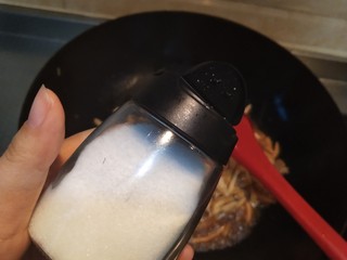13、香辣美味的杏鲍菇肉炒饼,适量盐，可以一点点加尝味道看合适没