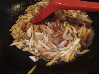 14、香辣美味的杏鲍菇肉炒饼,加点清水，煮开