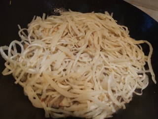 15、香辣美味的杏鲍菇肉炒饼,铺上饼丝