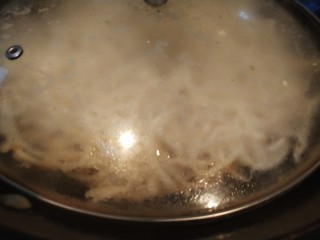 16、香辣美味的杏鲍菇肉炒饼,盖盖子焖3分钟左右，饼丝本来就是熟的，太久会烂