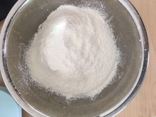 4、千层芒果蛋糕,过筛低粉。