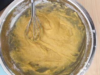 5、千层芒果蛋糕,继续搅拌均匀。