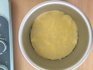 17、千层芒果蛋糕,铺一张千层皮。