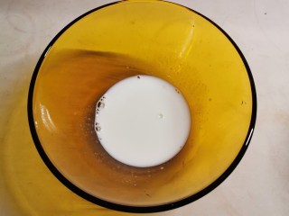 3、草莓山药,牛奶准备好