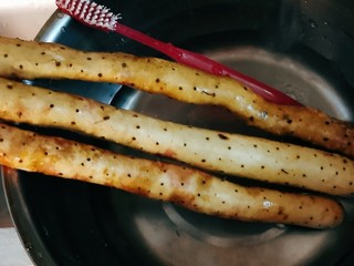 4、草莓山药,山药用刷子将外皮刷洗干净