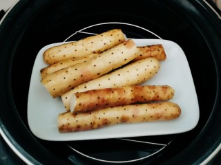 5、草莓山药,放入压力锅内胆里 蒸熟
