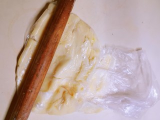 7、草莓山药,放入保鲜袋 用擀面杖碾压成泥