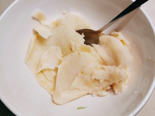 8、草莓山药,放入碗里