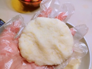 11、草莓山药,根据草莓大小 取一份山药泥在掌心 压扁  