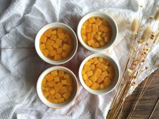 9、芒果水晶果冻,冷藏凝固后果冻就会好了。