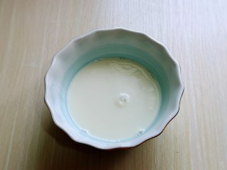 2、会爆浆的脏脏蛋挞～咬一口细滑醇香,将牛奶放入大口器具中。