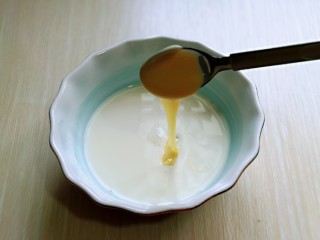 3、会爆浆的脏脏蛋挞～咬一口细滑醇香,，加入炼乳，用手动打蛋器打至均匀。(炼乳的量可以根据个人口味增减）