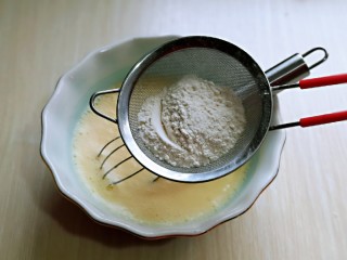 5、会爆浆的脏脏蛋挞～咬一口细滑醇香,筛入面粉，再次用打蛋器打至均匀，无干粉。
