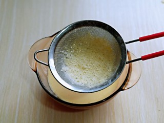 6、会爆浆的脏脏蛋挞～咬一口细滑醇香,再将做好的蛋挞液过细筛，这样口感更细腻。