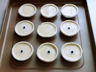 8、会爆浆的脏脏蛋挞～咬一口细滑醇香,再将做好的蛋液倒入蛋挞皮中8-9分满。